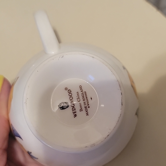 Wedgwood vintage bone china Citron teacups. Like new. - Picture 5 of 5